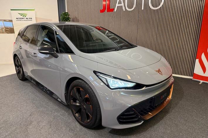 Grå Cupra Born fra 2022 set udefra