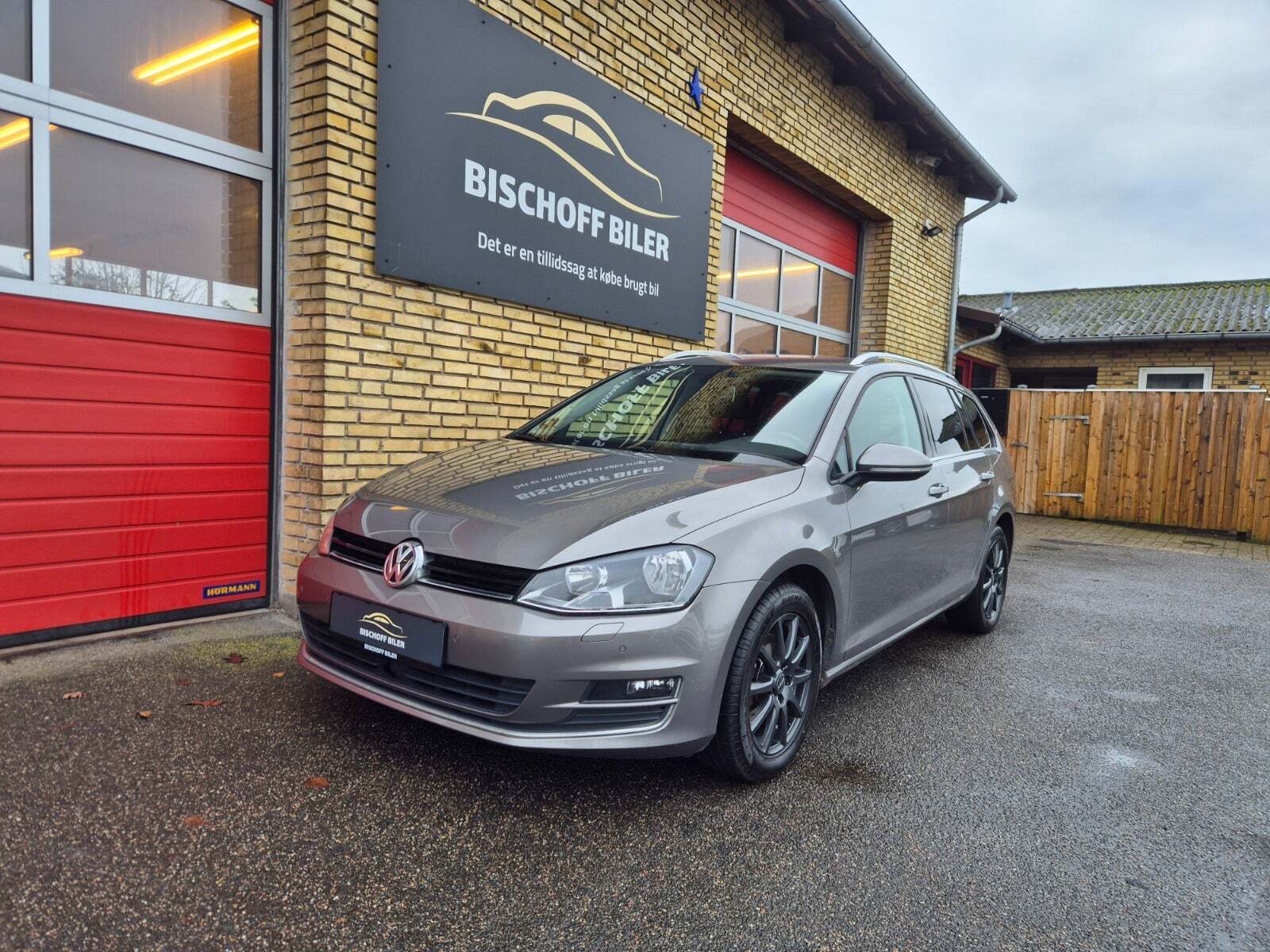 Grå VW Golf VII fra 2015 set udefra