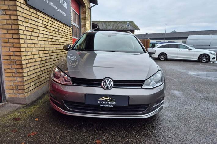 Grå VW Golf VII fra 2015