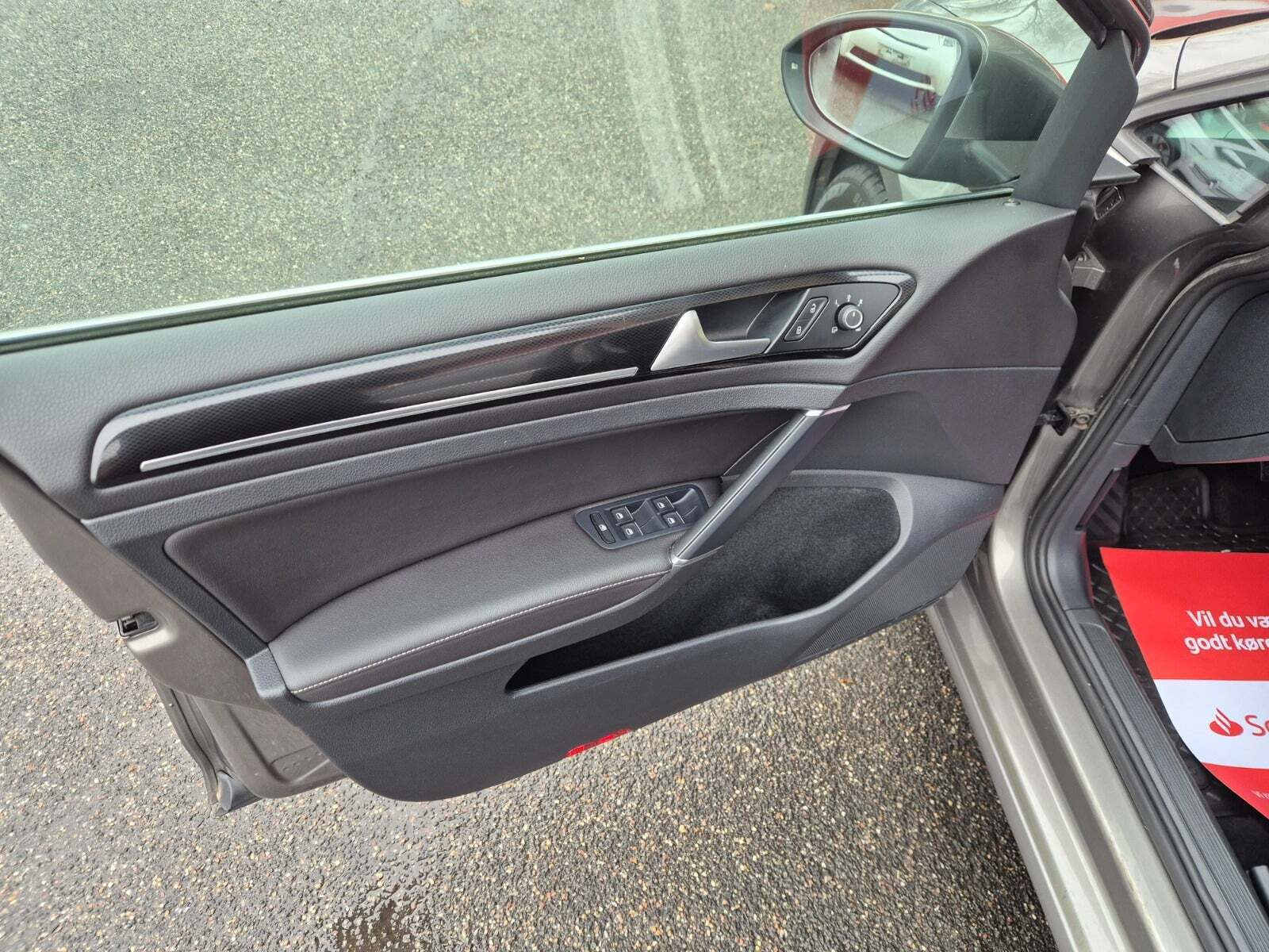 Grå VW Golf VII fra 2015