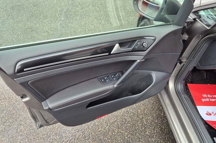 Grå VW Golf VII fra 2015