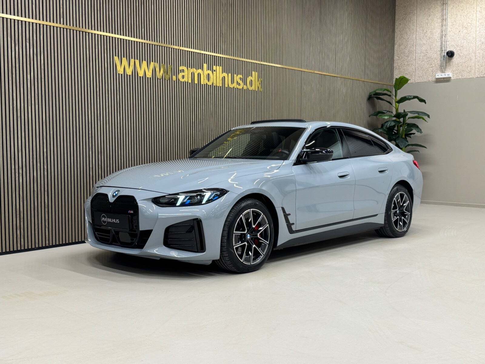 Grå BMW i4 fra 2025 set udefra