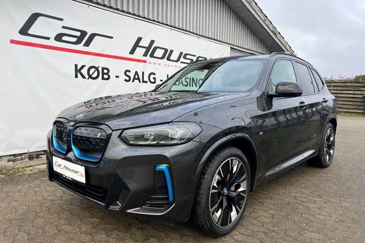 Grå BMW iX3 fra 2022 set udefra