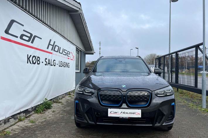 Grå BMW iX3 fra 2022