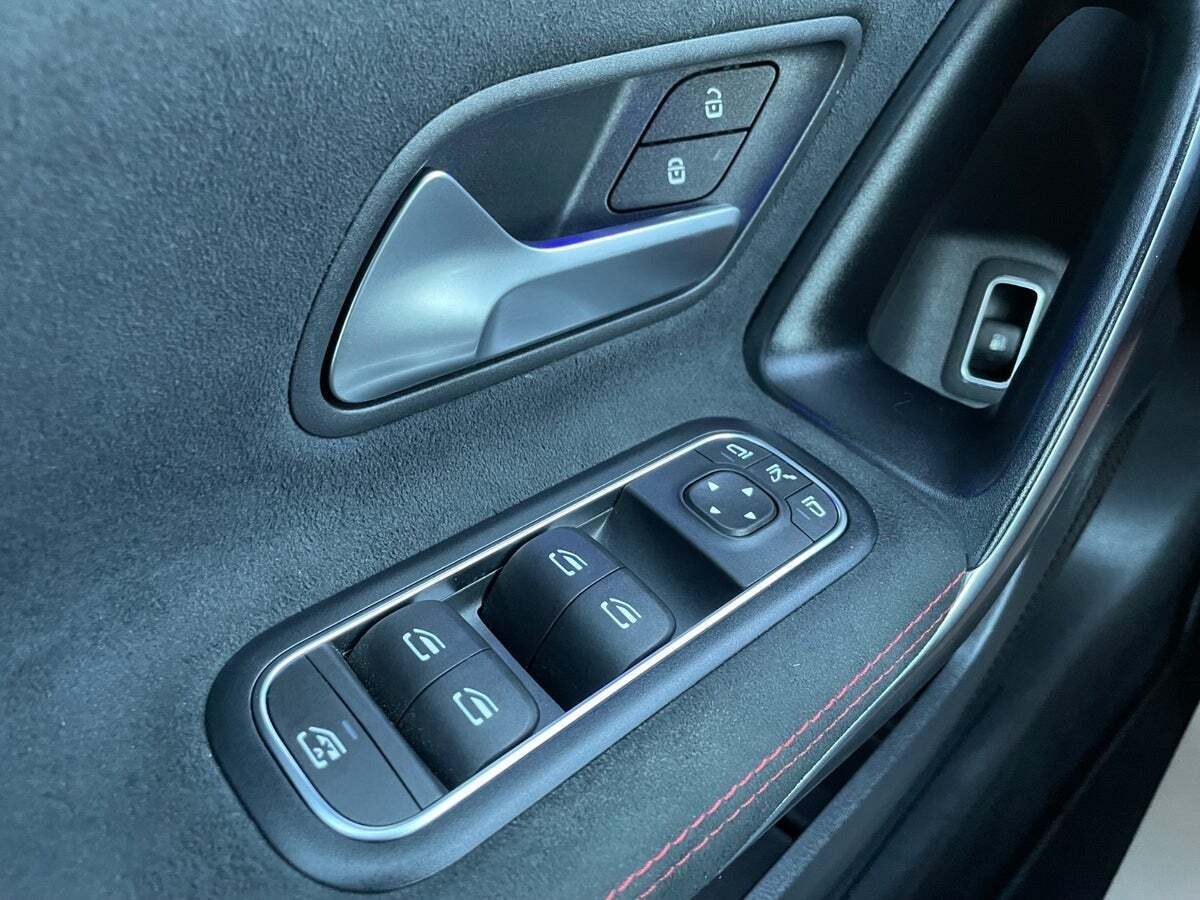 Grå Mercedes A250 e fra 2021