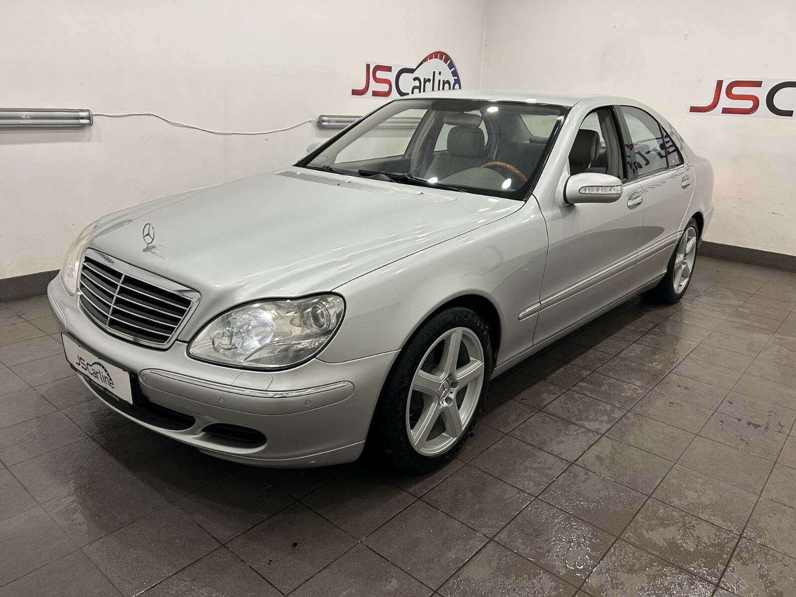 Grå Mercedes S500 fra 2004