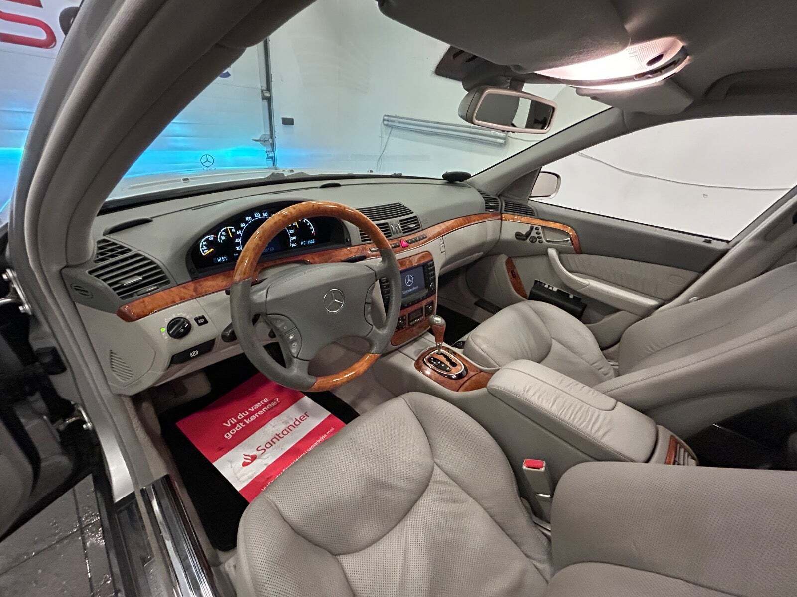 Grå Mercedes S500 fra 2004