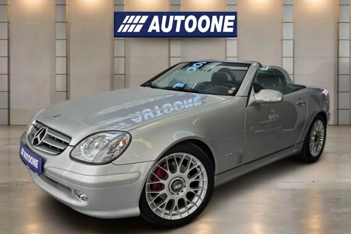 Sølv Mercedes SLK200 fra 2000 set udefra