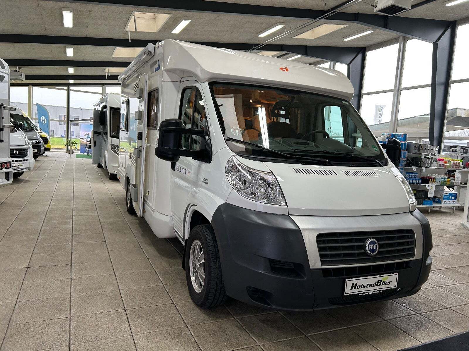 Hvid Fiat Elliot 55 P fra 2007 set udefra