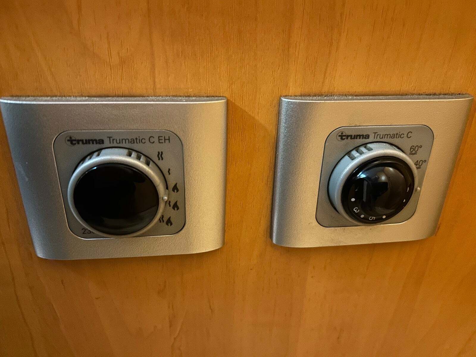 Hvid Fiat Elliot 55 P fra 2007 set udefra