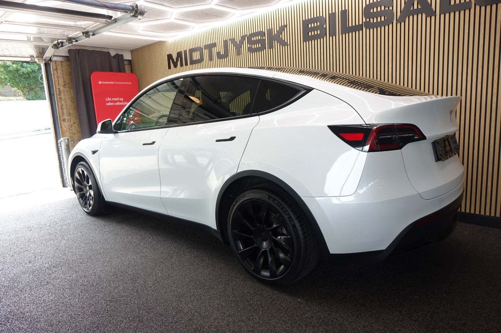 Hvid Tesla Model Y fra 2022