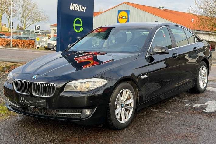 Sort BMW 520d fra 2013 set udefra