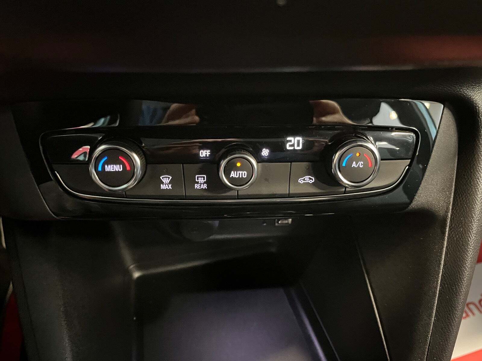 Hvid Opel Corsa-e fra 2024