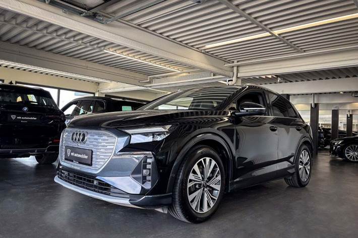 Sort Audi Q4 e-tron fra 2023 set udefra