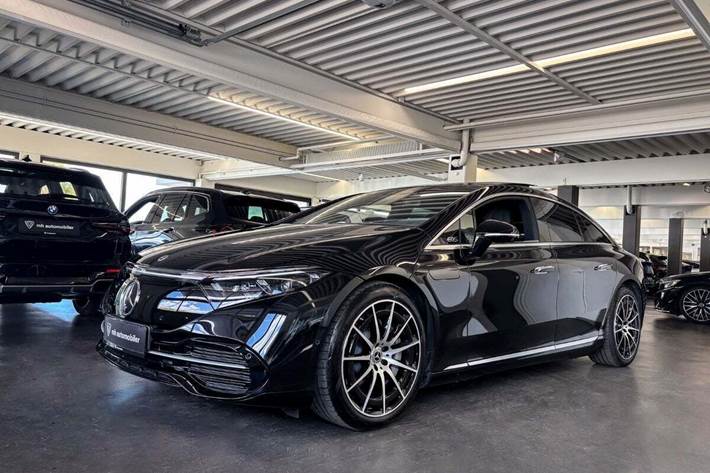 Sort Mercedes EQS580 fra 2022 set udefra