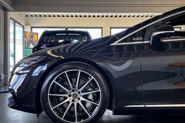 Sort Mercedes EQS580 fra 2022