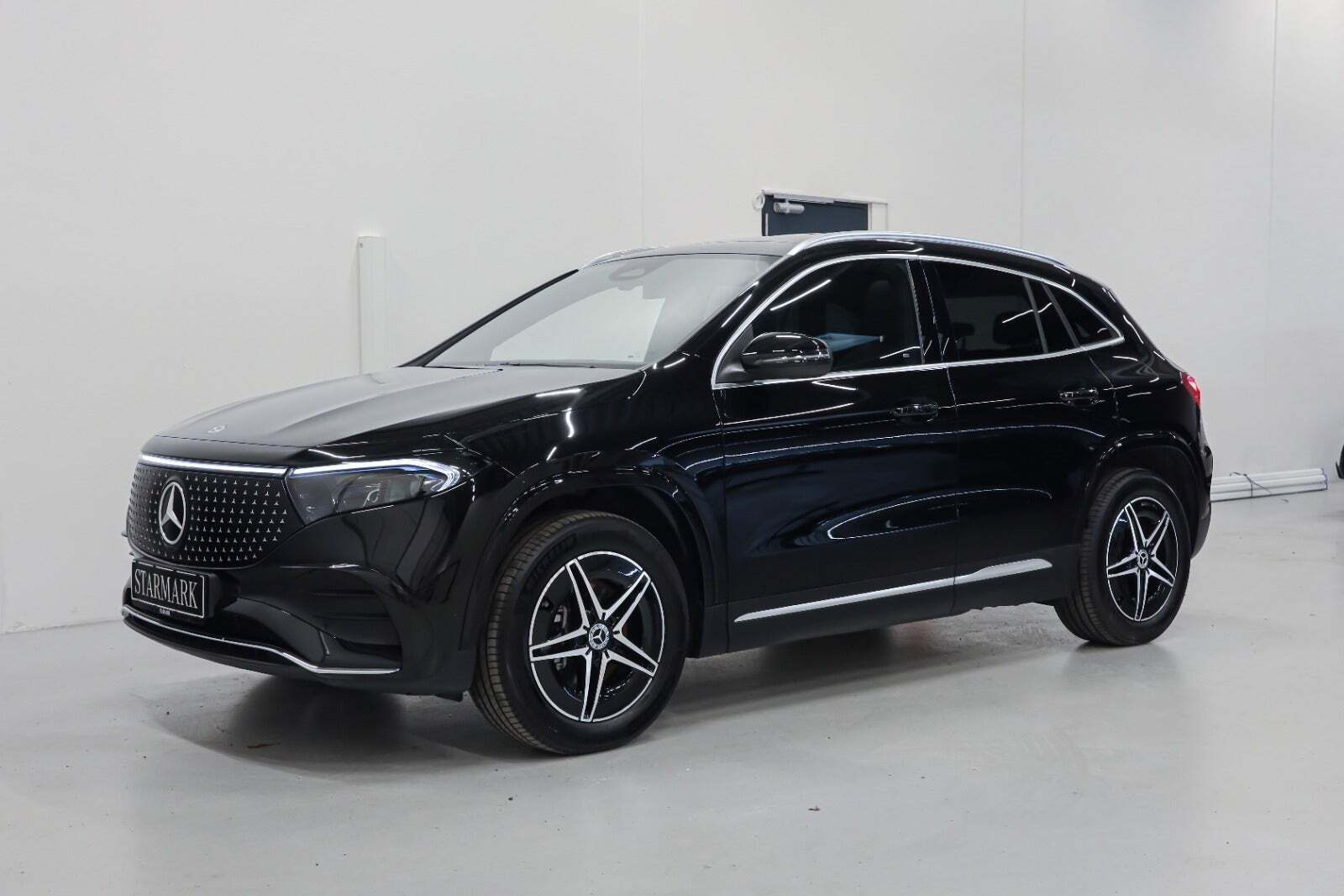 Sort Mercedes EQA250+ fra 2025 set udefra