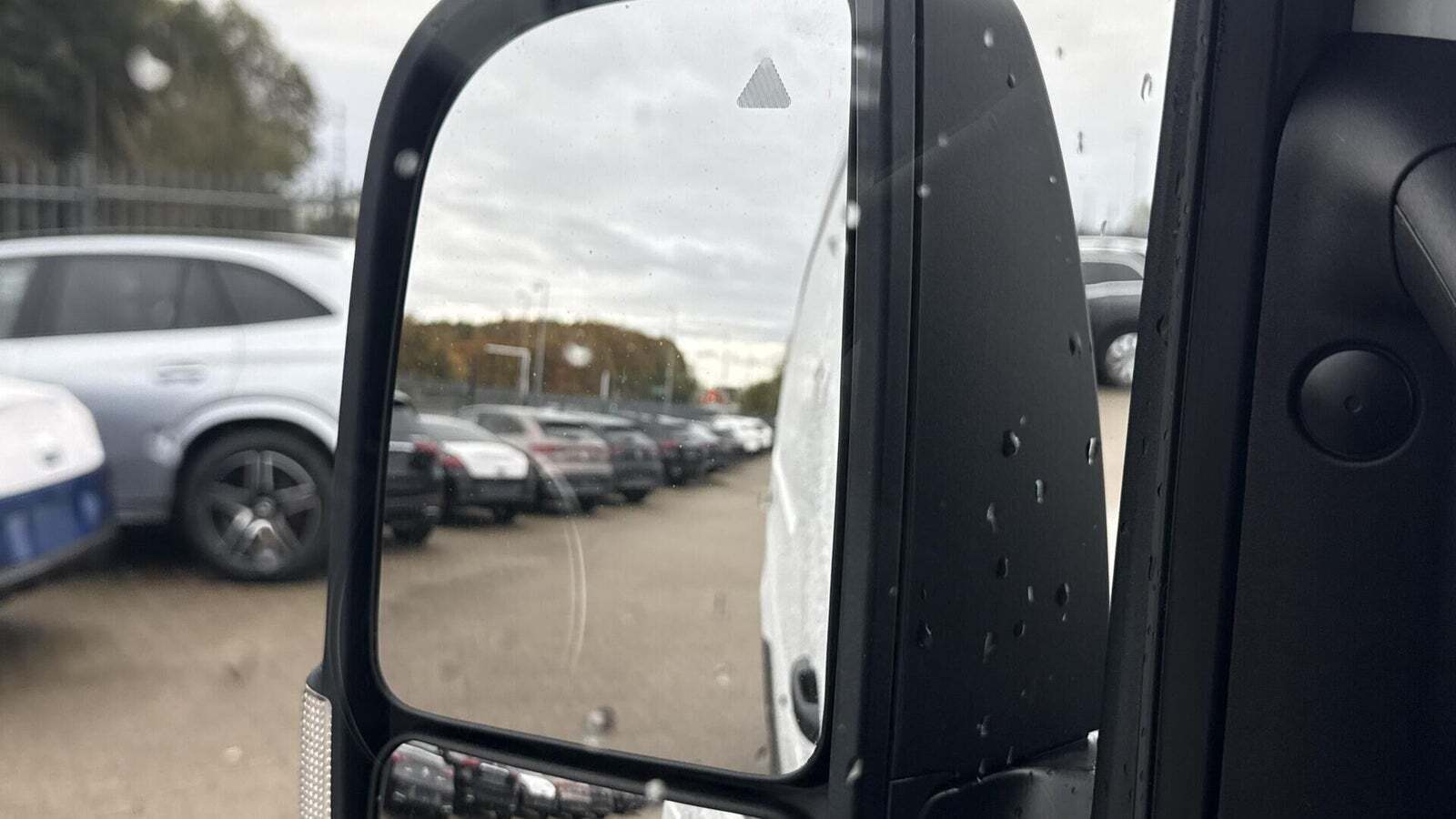 Hvid Mercedes Sprinter 317 fra 2025