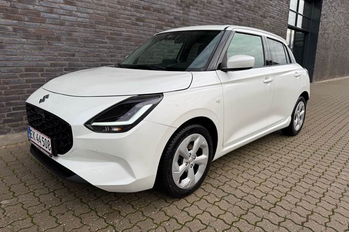 Hvid Suzuki Swift fra 2025 set udefra