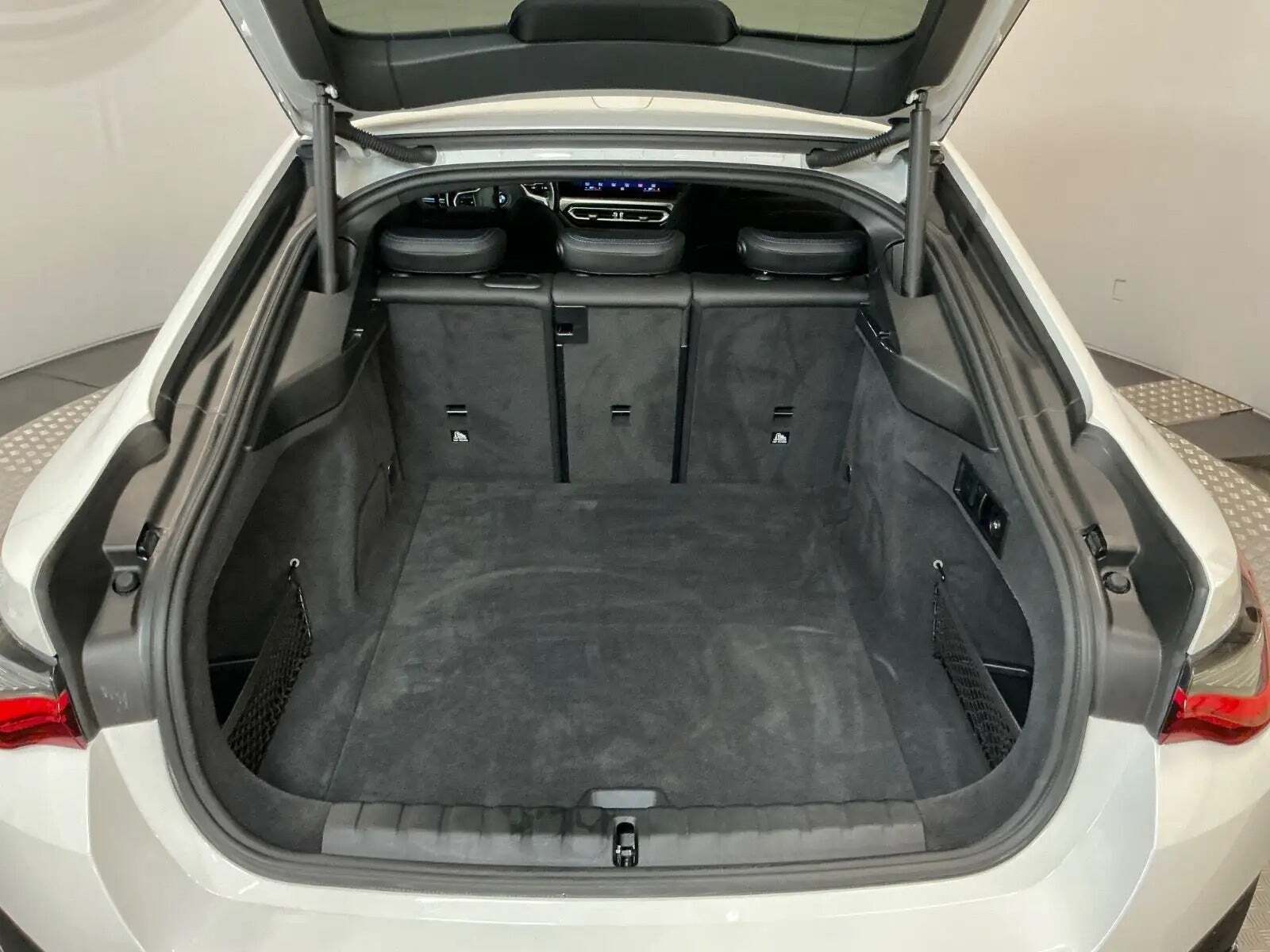 Hvid BMW i4 fra 2023