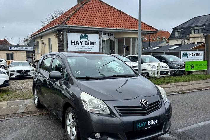 Grå Toyota Verso fra 2011