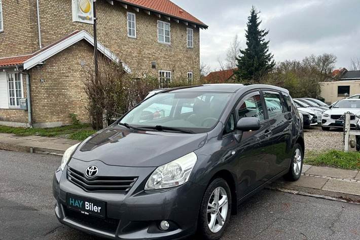 Grå Toyota Verso fra 2011