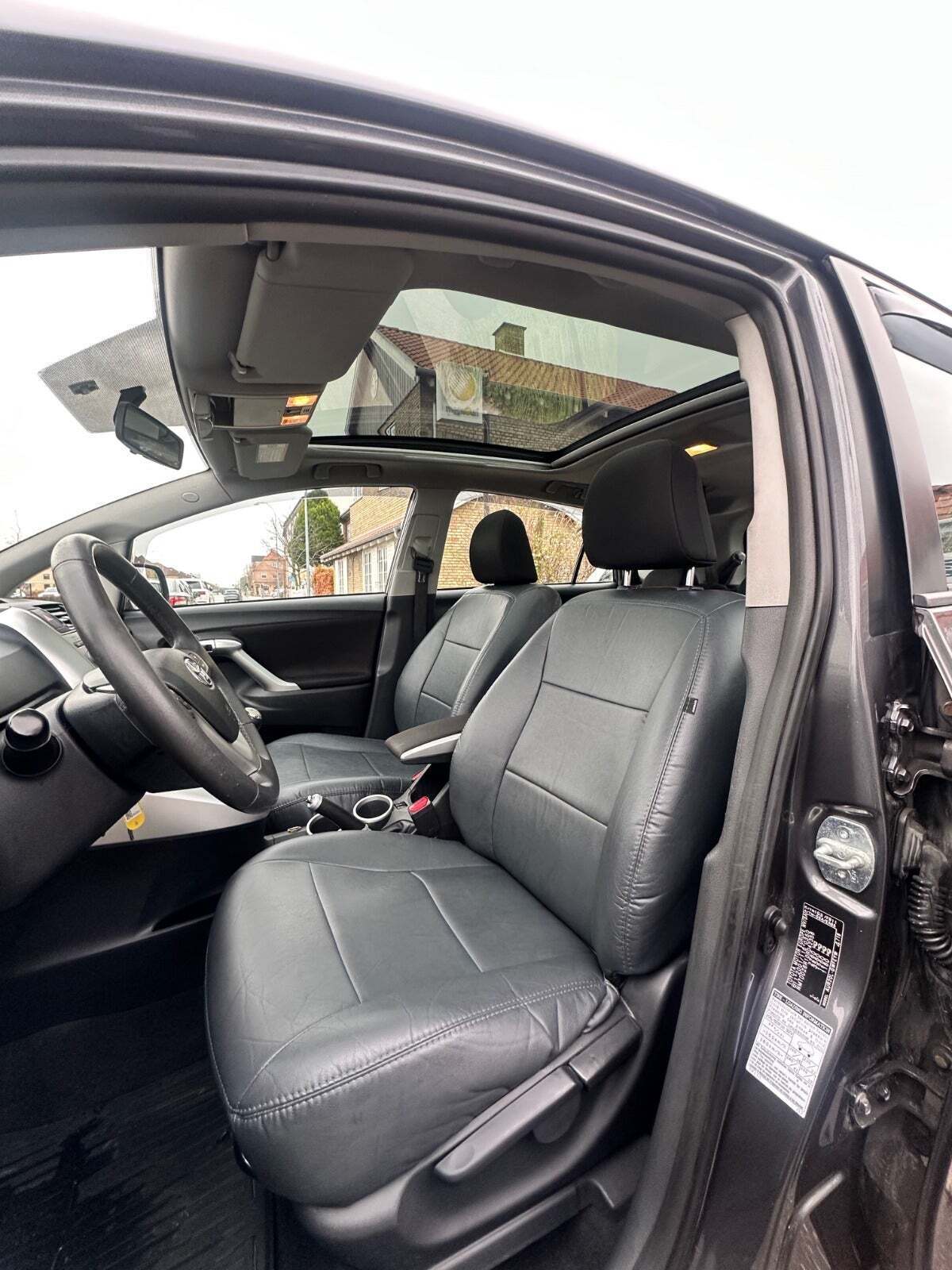 Grå Toyota Verso fra 2011