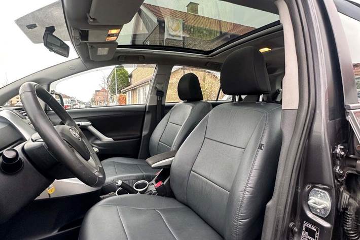 Grå Toyota Verso fra 2011