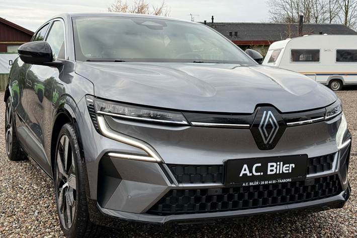 Grå Renault Megane E-Tech fra 2023 set udefra