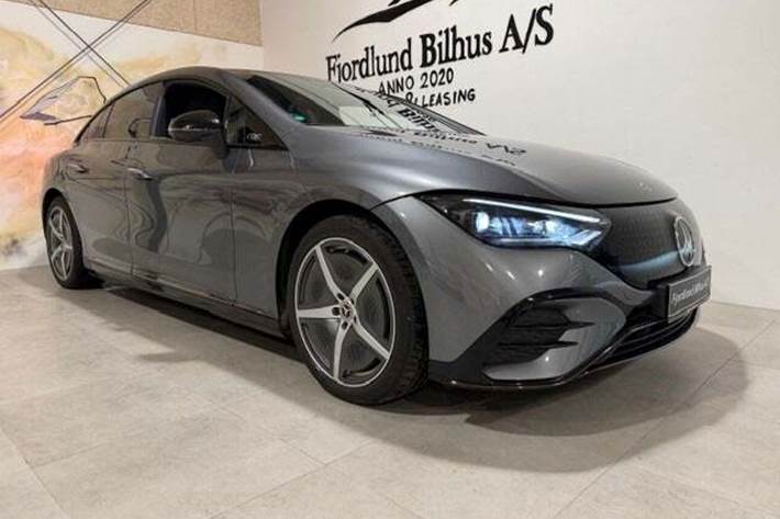 Grå Mercedes EQE300 fra 2024 set udefra