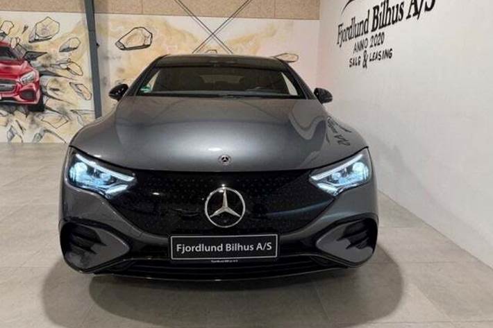 Grå Mercedes EQE300 fra 2024