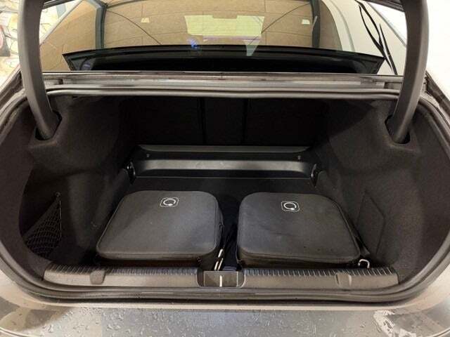 Grå Mercedes EQE300 fra 2024