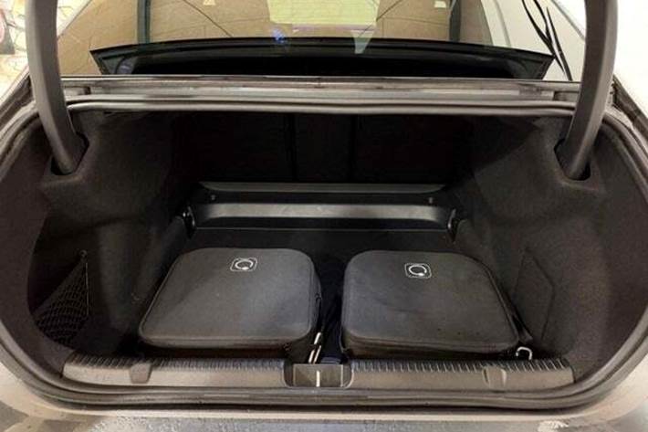 Grå Mercedes EQE300 fra 2024