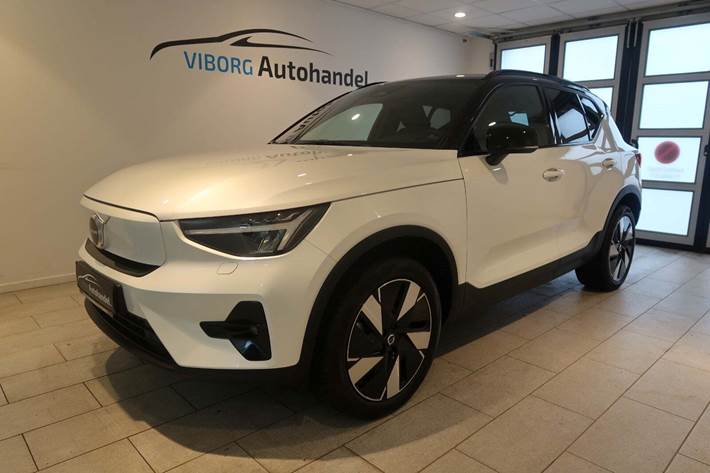 Hvid Volvo XC40 fra 2024 set udefra