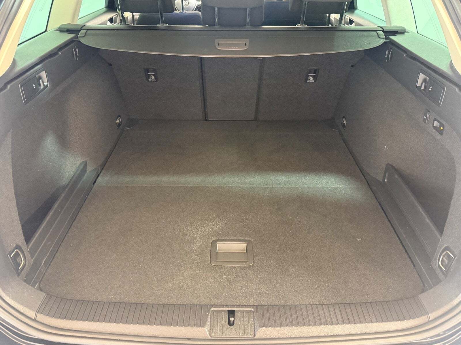 Sort VW Passat fra 2017