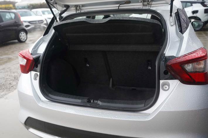 Sølv Nissan Micra fra 2020