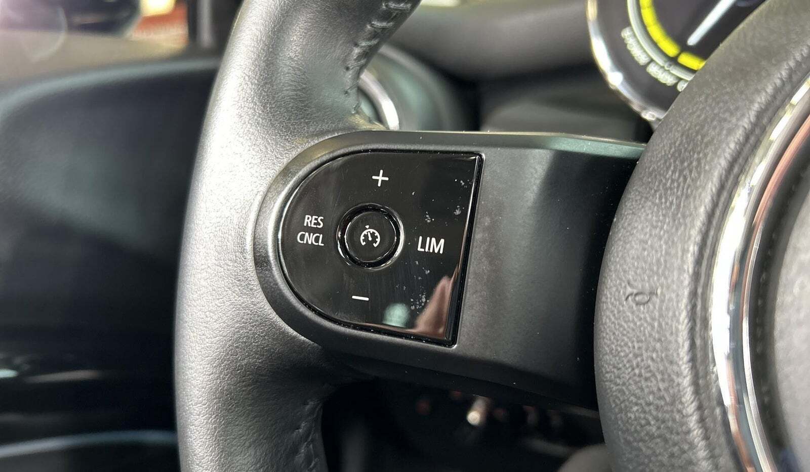 Blå Mini Cooper SE fra 2022