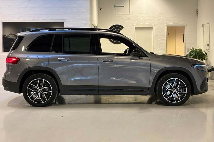 Grå Mercedes EQB300 fra 2022