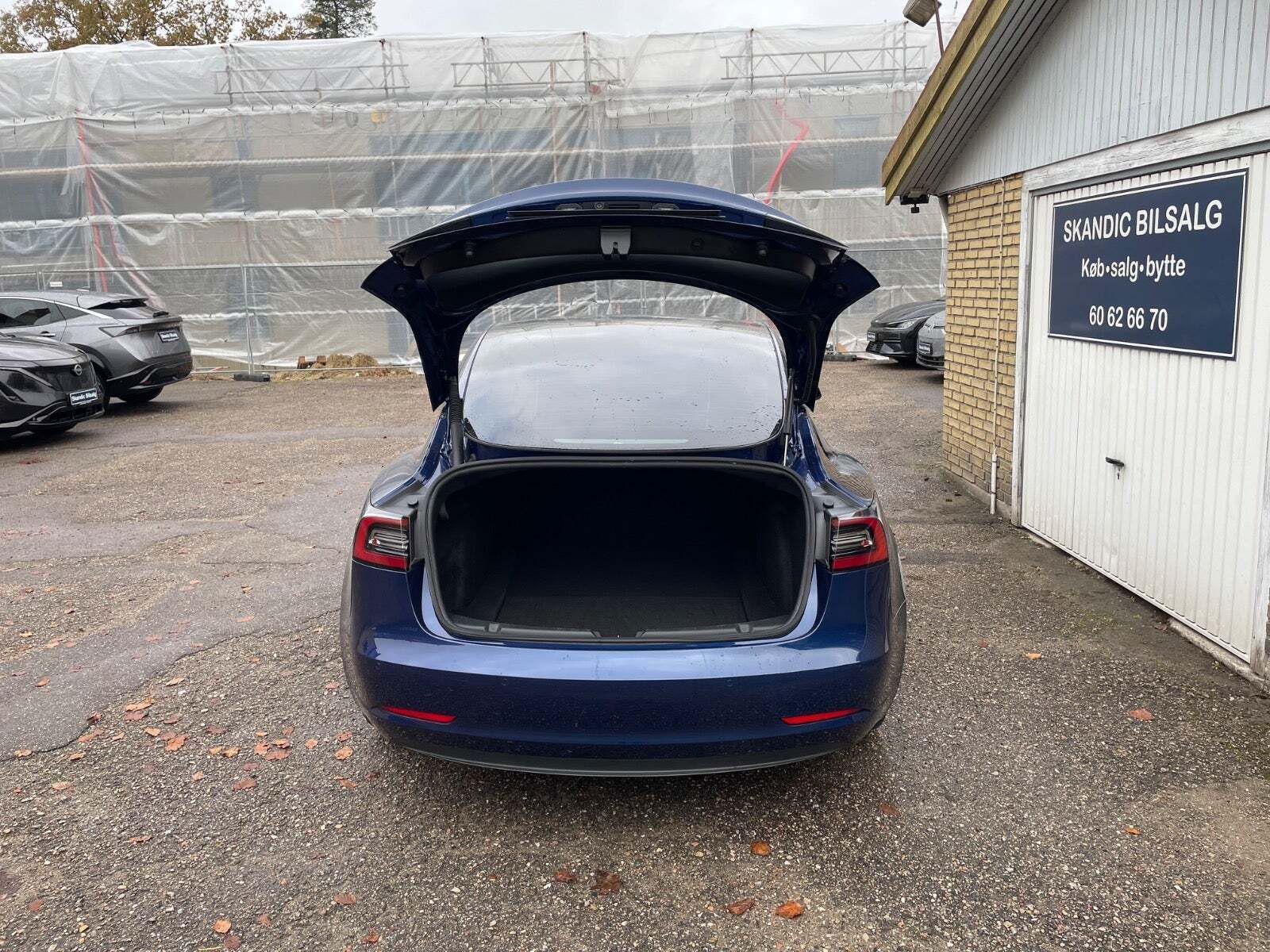 Blå Tesla Model 3 fra 2022