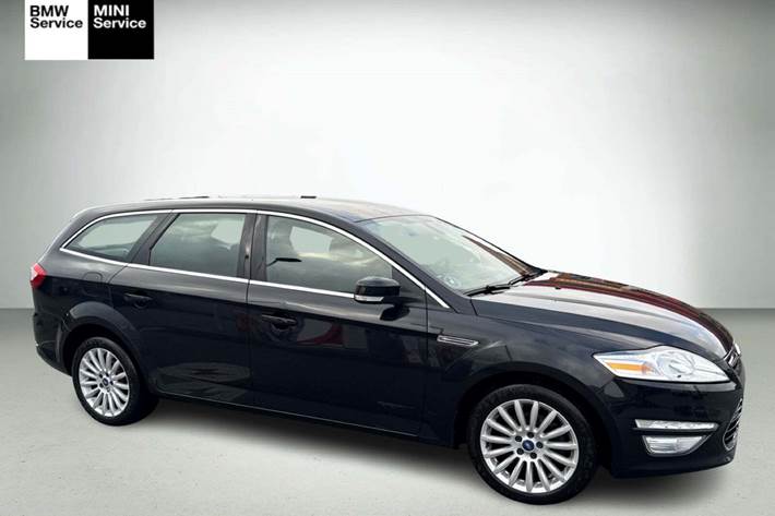 Sort Ford Mondeo fra 2012 set udefra