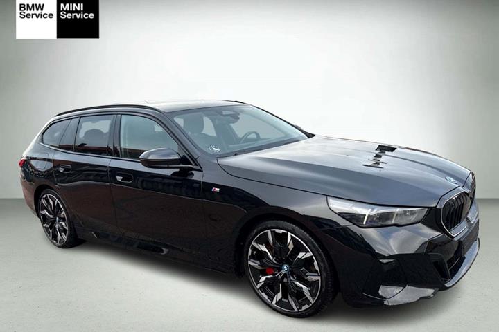 Sort BMW i5 fra 2025 set udefra