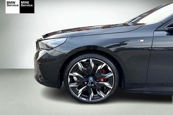Sort BMW i5 fra 2025