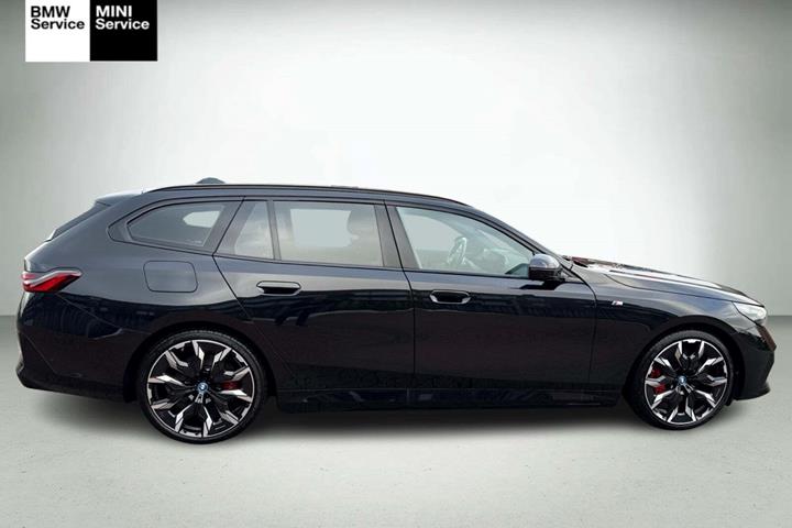 Sort BMW i5 fra 2025