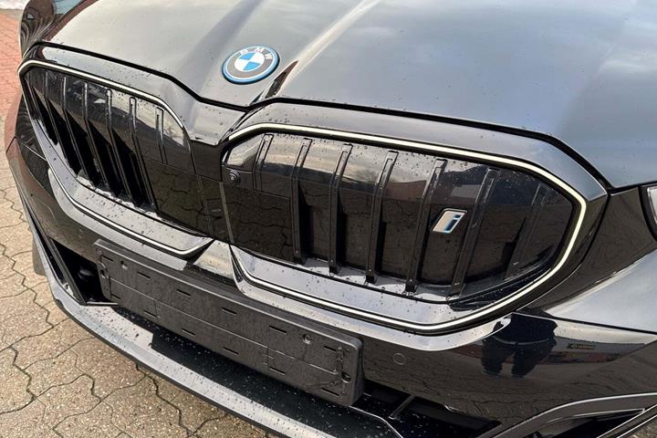 Sort BMW i5 fra 2025
