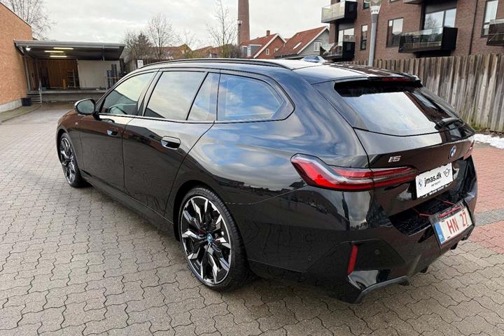Sort BMW i5 fra 2025
