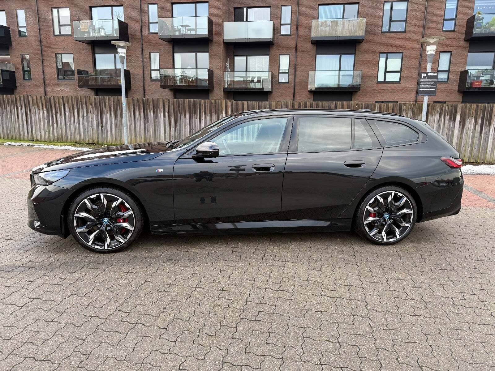 Sort BMW i5 fra 2025