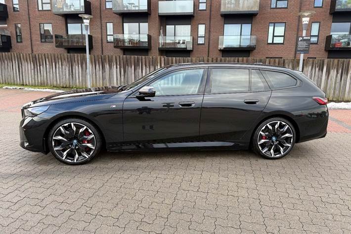 Sort BMW i5 fra 2025
