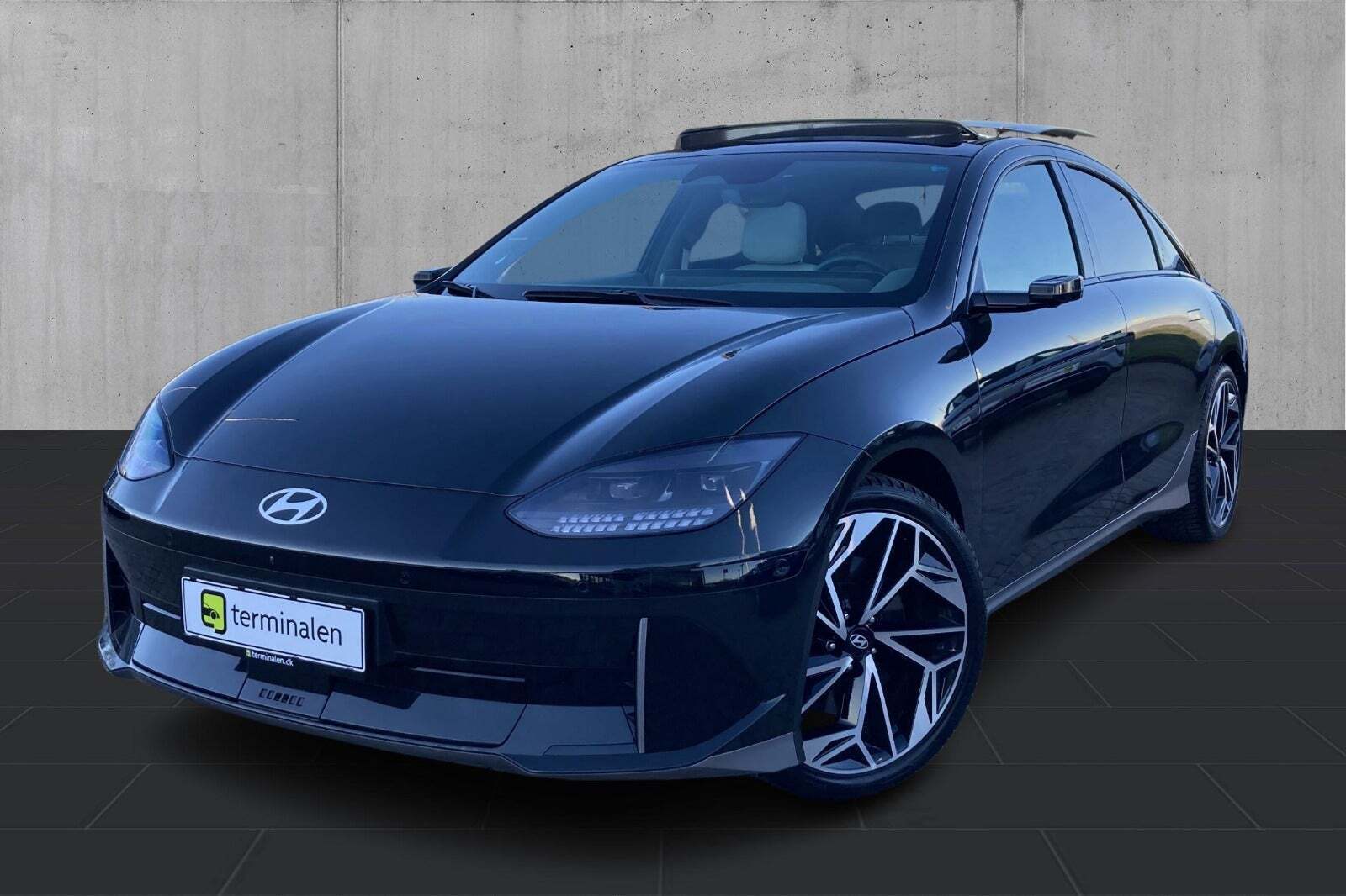 Grøn Hyundai Ioniq 6 fra 2023 set udefra