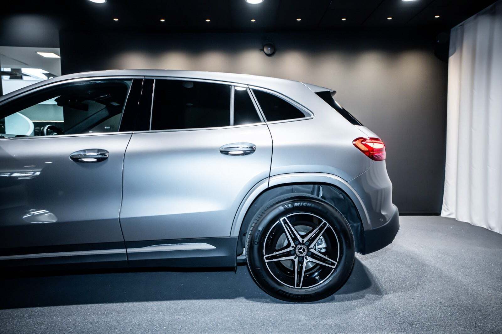 Grå Mercedes EQA250+ fra 2025