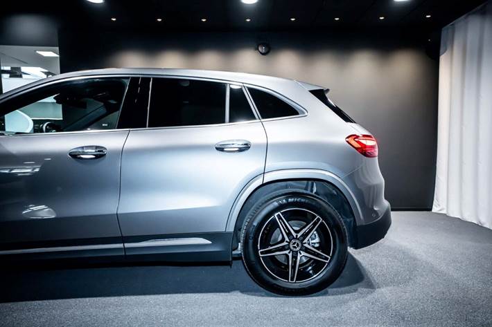 Grå Mercedes EQA250+ fra 2025